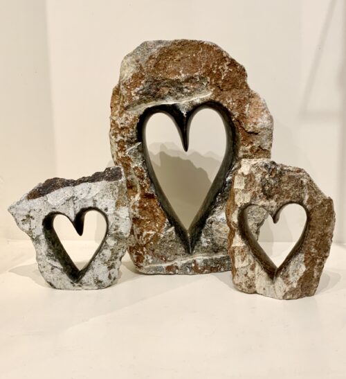 Hart in ruw stuk natuursteen, gemaakt van serpentijn. elk hart is uniek