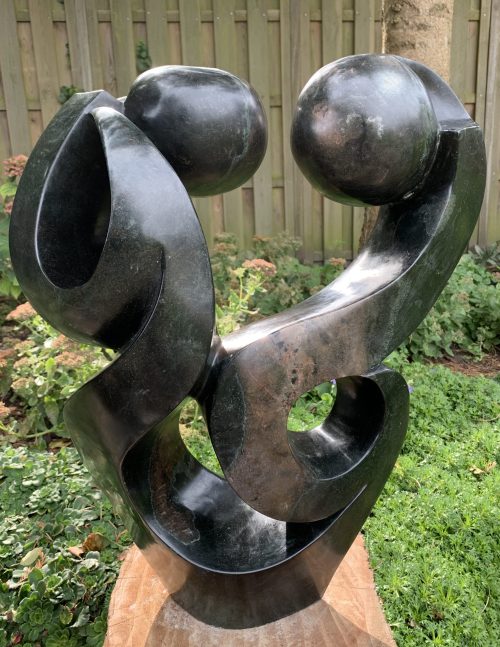 Dancing Lovers, gemaakt van het hele harde, kleurrijke fruitsteen door Cliff Makore uit Zimbabwe.