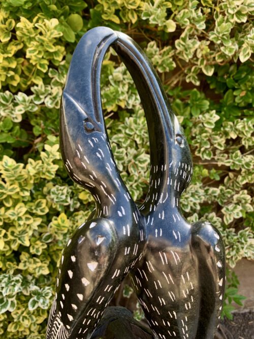 Hoornvogels Koppel, gemaakt van zwart serpentijn door Matakura.