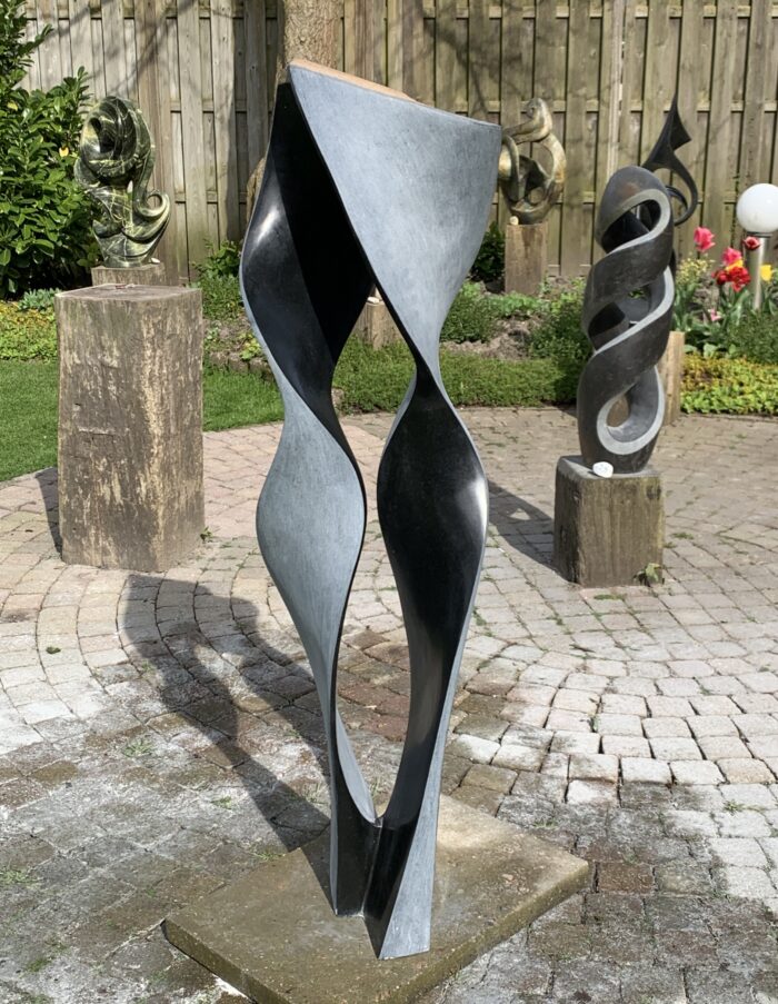 5115 - Prosper Katande - Springsteen - 138 cm. Tuinbeeld