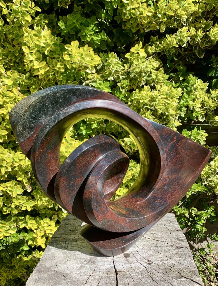 Tuinbeeld Dante - In de Diepte - gemaakt van Rood Serpentijn - 38x45 cm. - Afbeelding 4