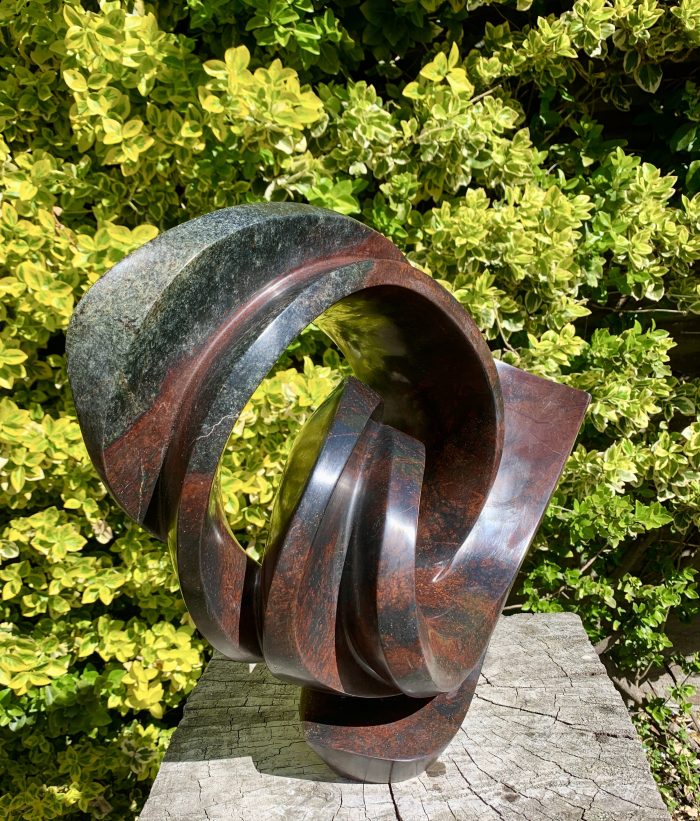 Tuinbeeld Dante - In de Diepte - gemaakt van Rood Serpentijn - 38x45 cm. - Afbeelding 3