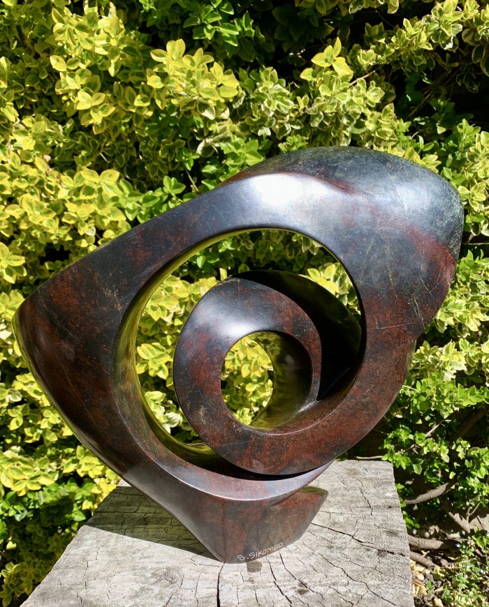 Tuinbeeld Dante - In de Diepte - gemaakt van Rood Serpentijn - 38x45 cm. - Afbeelding 2