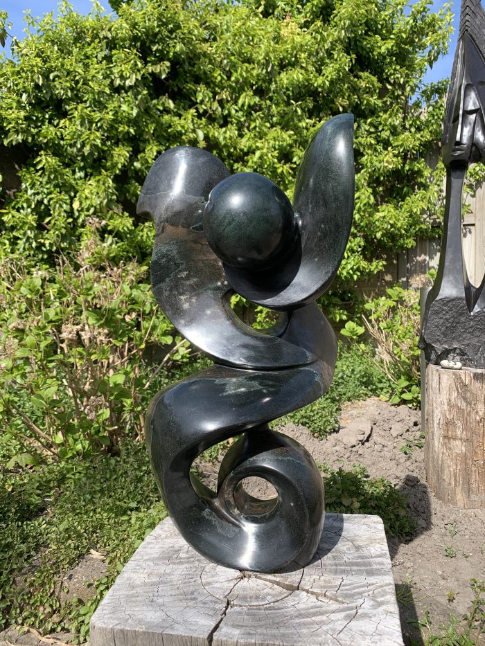 1763 - Stewart Chapenga - fruitsteen - 58x34 - € 899,00