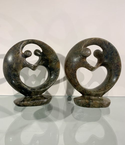 "Unity", symbool voor Eenheid, gemaakt van serpentijn door kunstenaar Cliff Choto uit Harare in Zimbabwe. "Unity" zijn ca. 18 cm. hoog en ca. 16 cm. breed.