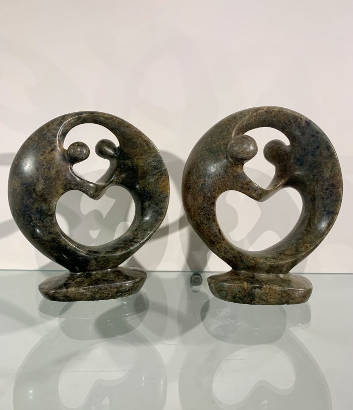 "Unity", symbool voor Eenheid, gemaakt van serpentijn door kunstenaar Cliff Choto uit Harare in Zimbabwe. "Unity" zijn ca. 18 cm. hoog en ca. 16 cm. breed.