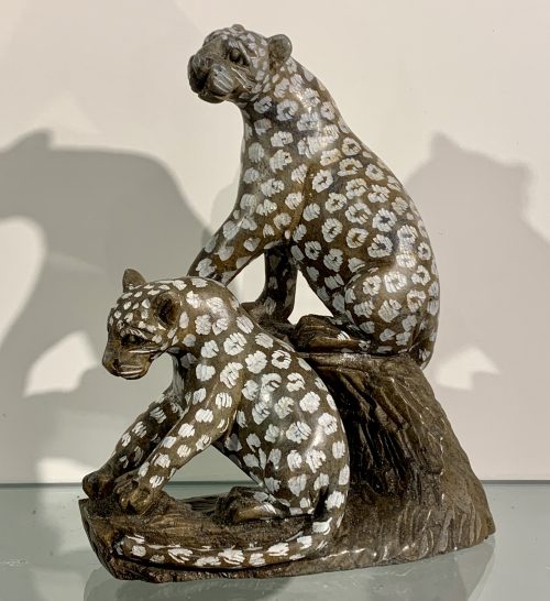 Twee Luipaarden gemaakt van serpentijn door Rodrick Manuhwa uit Harare in Zimbabwe
