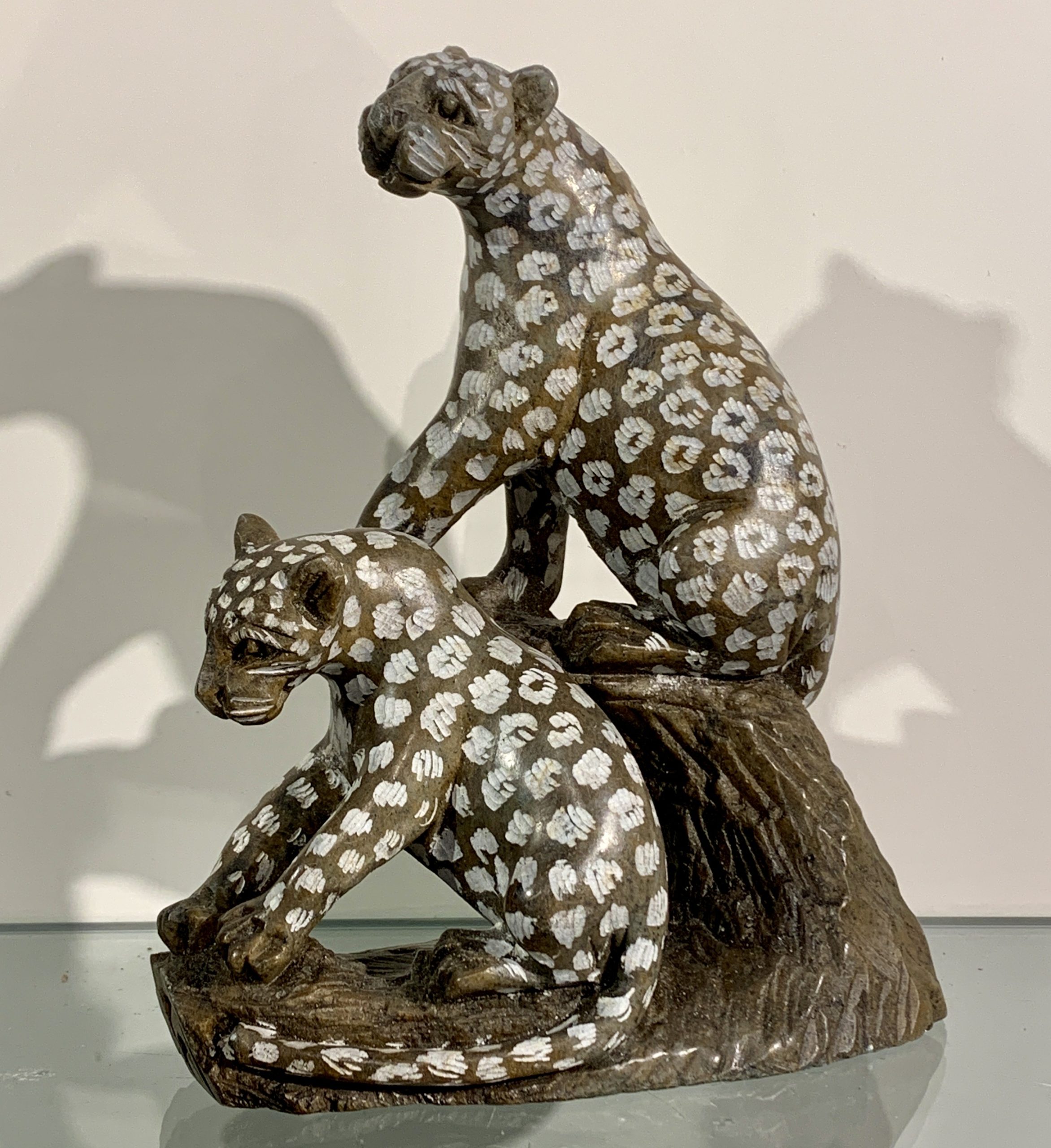 Twee Luipaarden gemaakt van serpentijn door Rodrick Manuhwa uit Harare in Zimbabwe