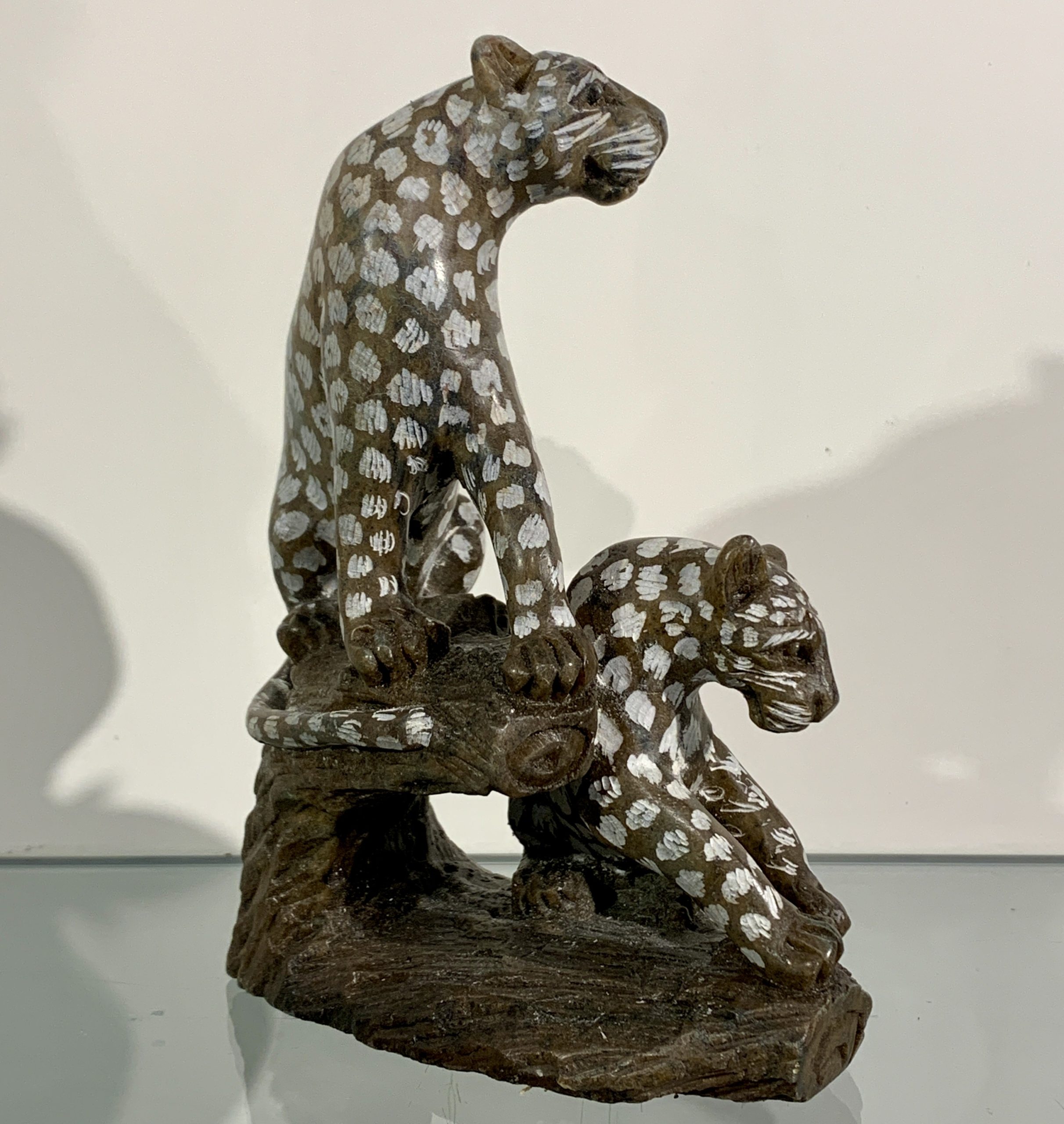 Twee Luipaarden gemaakt van serpentijn door Rodrick Manuhwa uit Harare in Zimbabwe