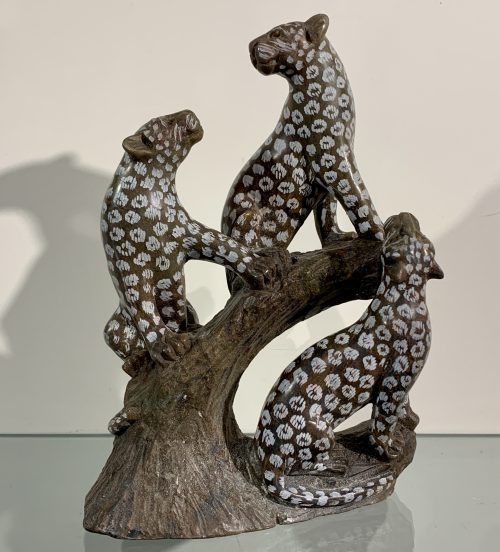Drie Luipaarden gemaakt van serpentijn door Rodrick Manuhwa uit Harare in Zimbabwe