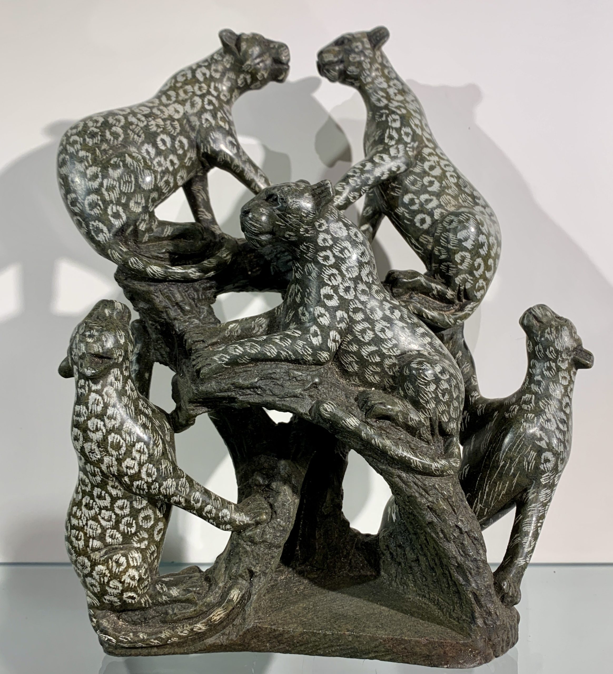 Vijf Luipaarden gemaakt van serpentijn door Rodrick Manuhwa uit Harare in Zimbabwe