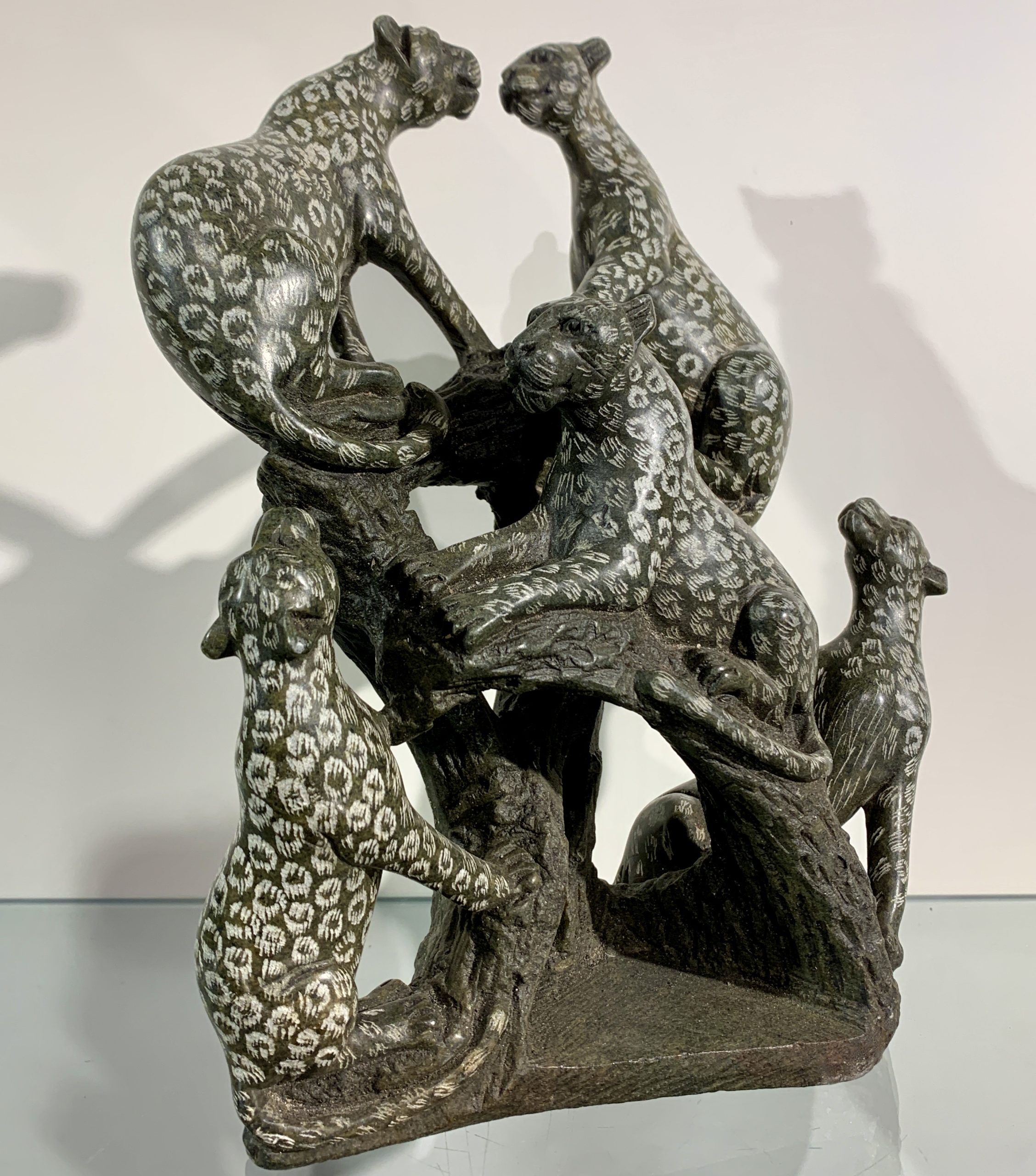 Vijf Luipaarden gemaakt van serpentijn door Rodrick Manuhwa uit Harare in Zimbabwe