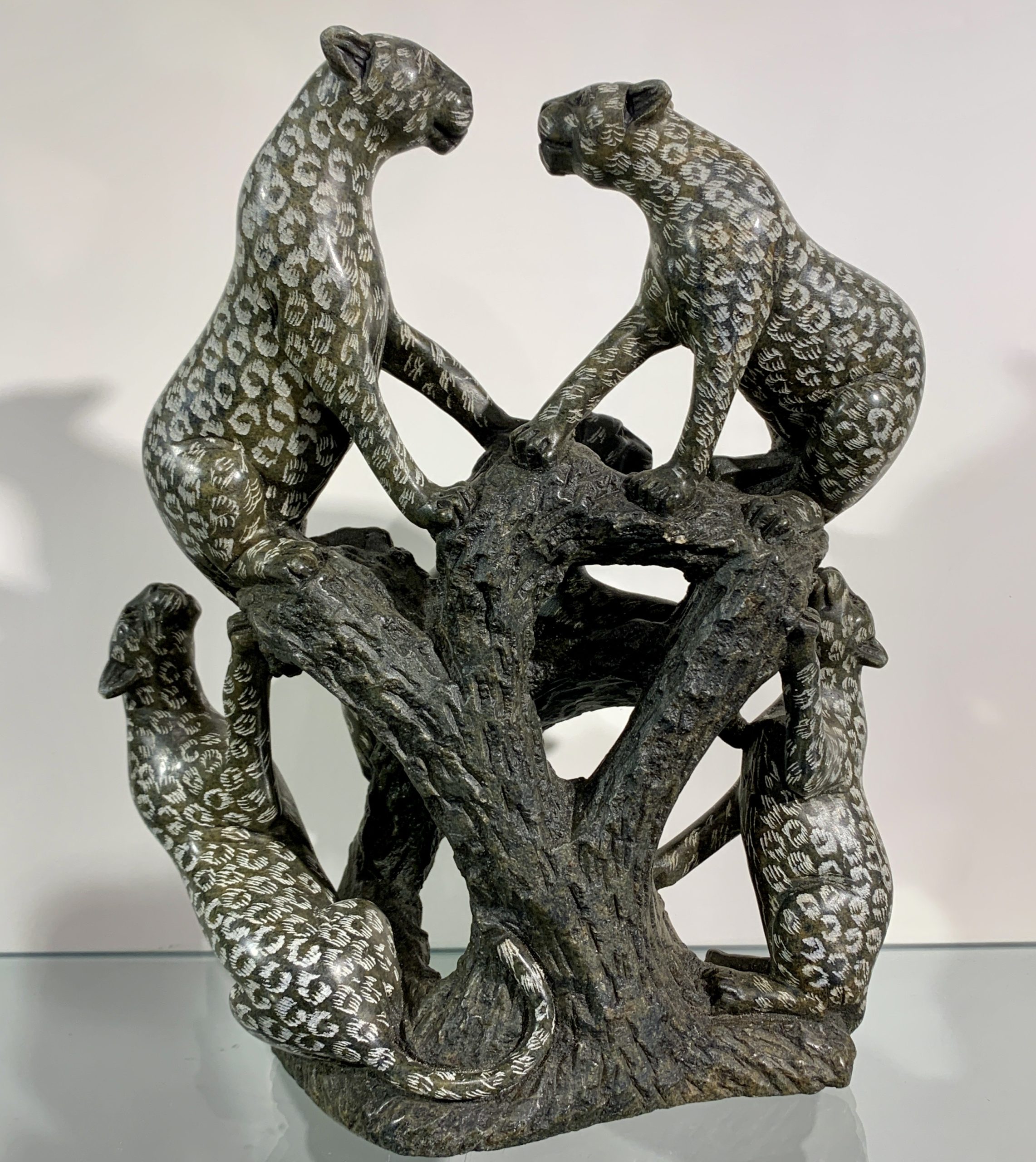 Vijf Luipaarden gemaakt van serpentijn door Rodrick Manuhwa uit Harare in Zimbabwe