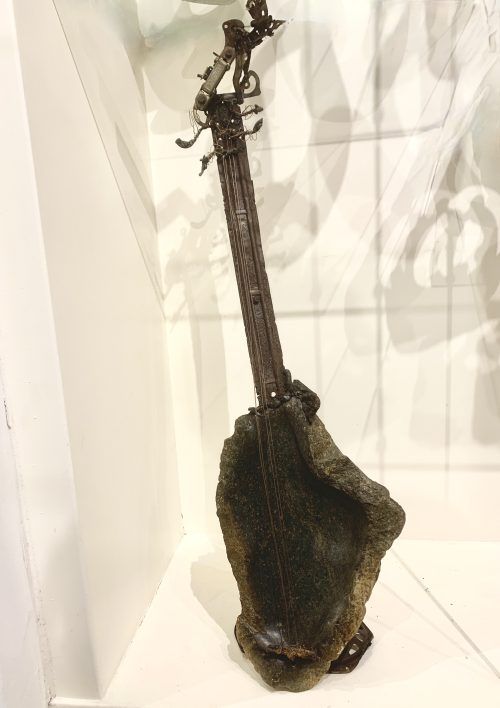 Gitaar gemaakt van restmetaal en serpentijn door Blessing Kabanga uit Chitungwiza in Zimbabwe