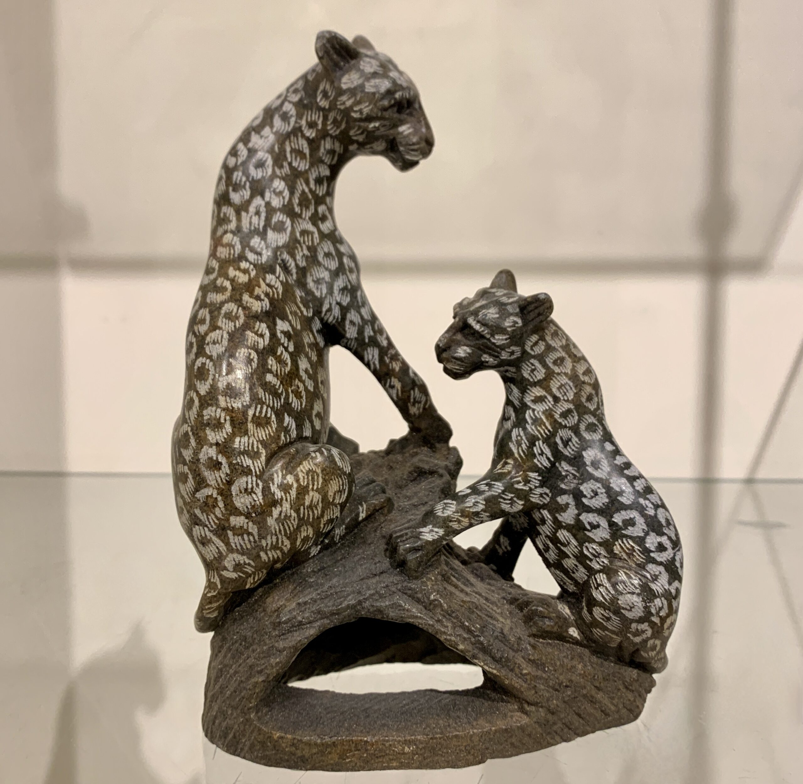 Twee Luipaarden gemaakt van serpentijn door Rodrick Manuhwa uit Harare in Zimbabwe