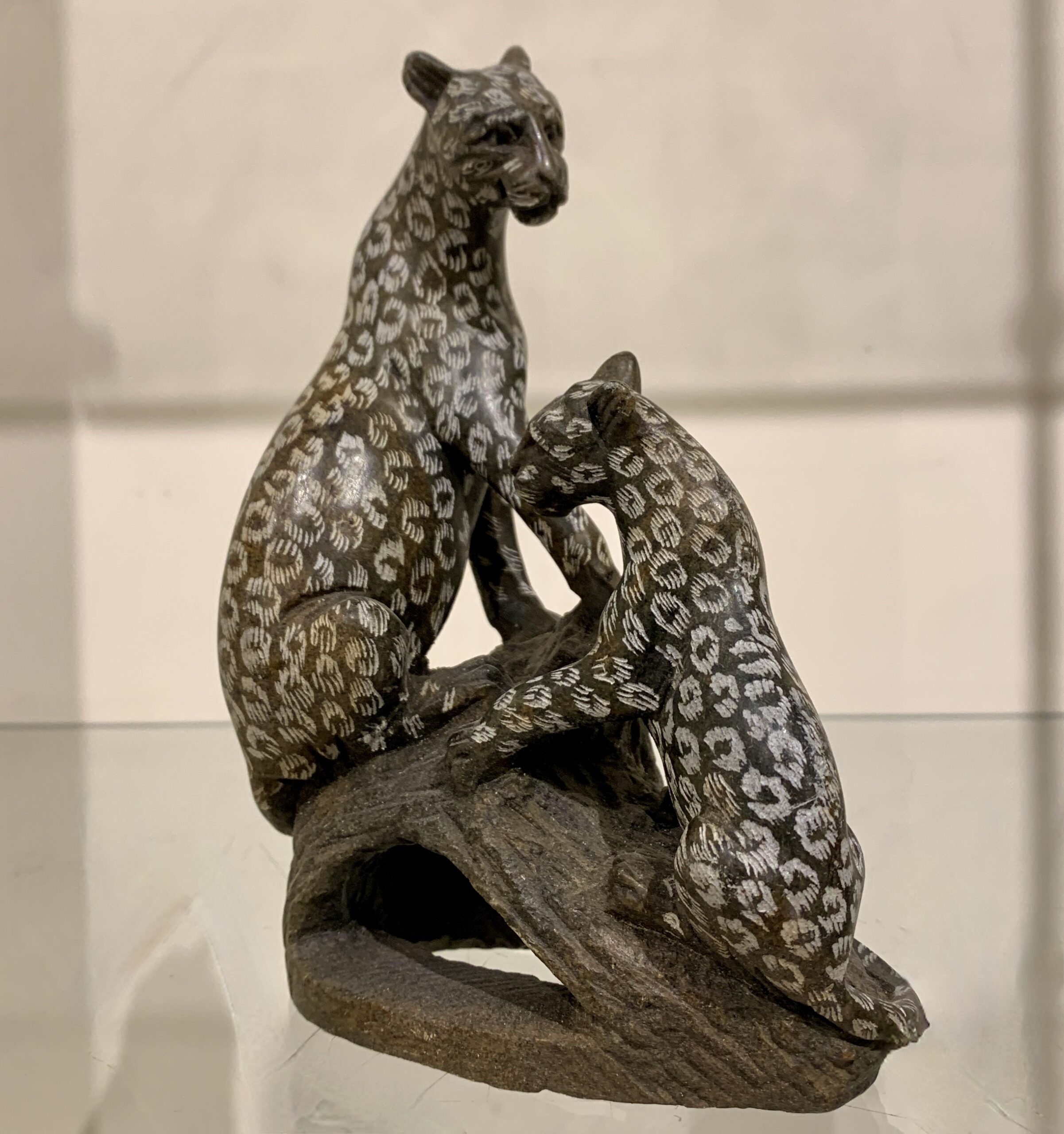 Twee Luipaarden gemaakt van serpentijn door Rodrick Manuhwa uit Harare in Zimbabwe