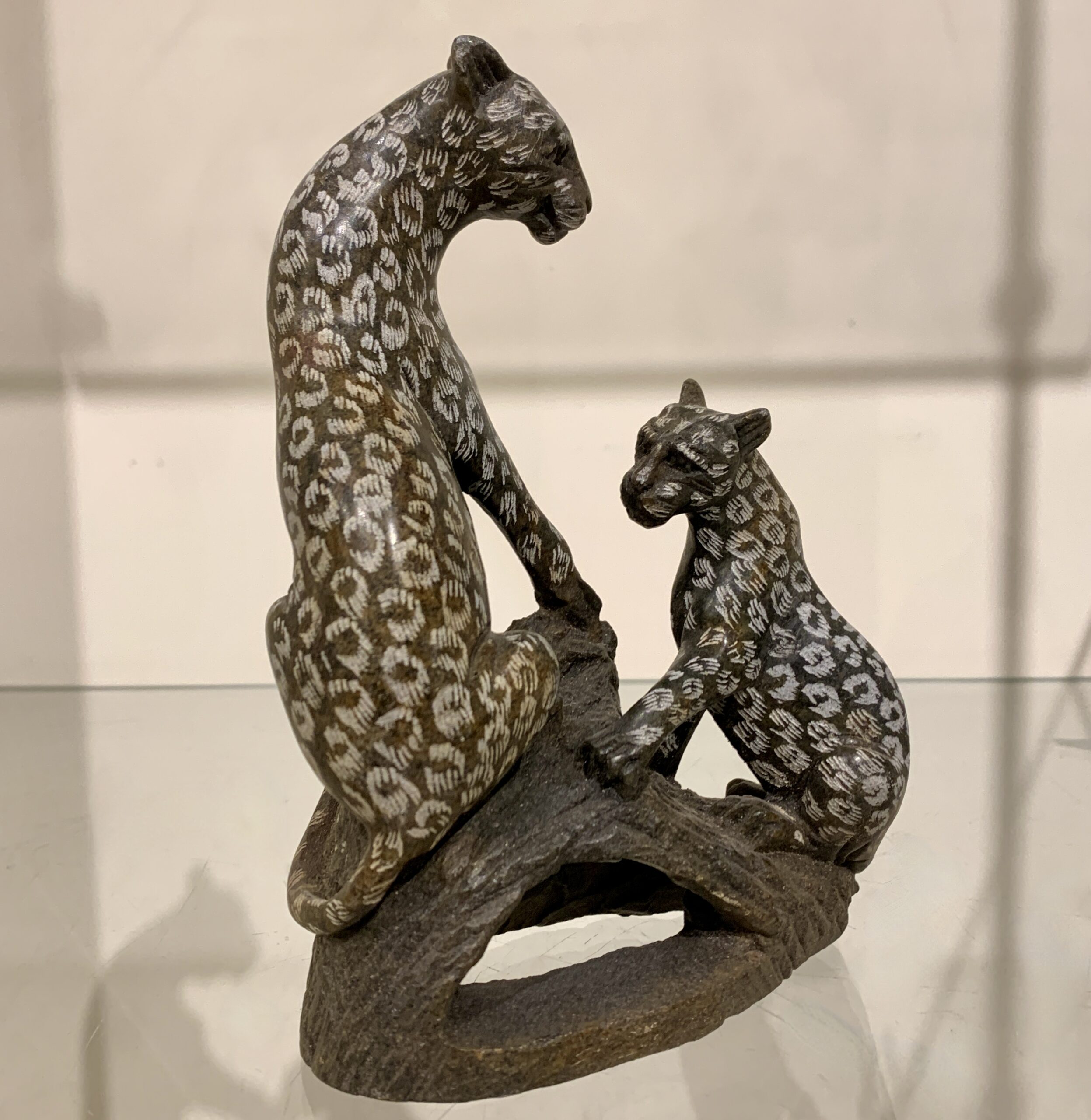 Twee Luipaarden gemaakt van serpentijn door Rodrick Manuhwa uit Harare in Zimbabwe