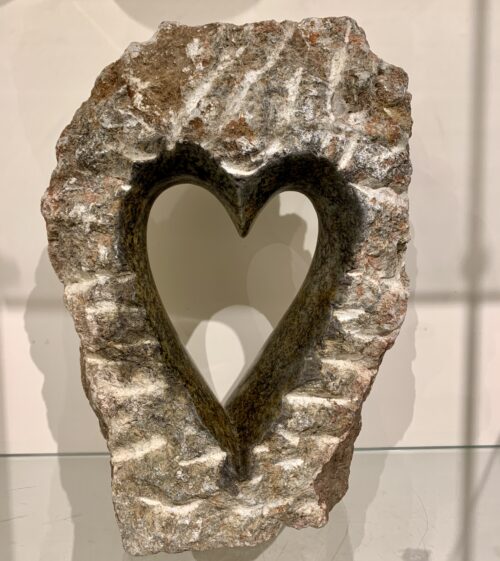 Hart in Ruw Steen, gemaakt van serpentijn door Cliff Choto uit Harare in Zimbabwe.