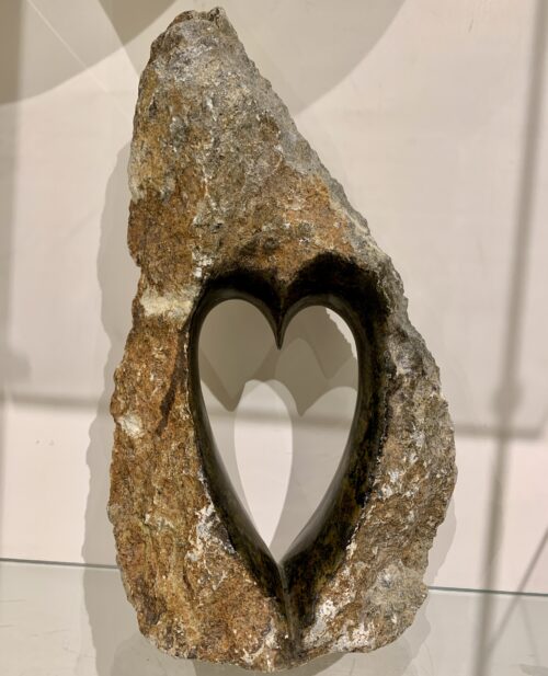 Hart in Ruw Steen, gemaakt van serpentijn door Cliff Choto uit Harare in Zimbabwe.