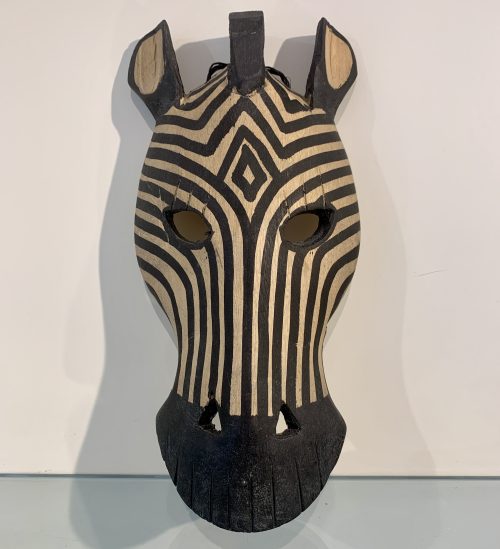 Masker Zebra gemaakt van mahonie en afkomstig uit Kenia. 24 cm. hoog en 12 cm. breed.