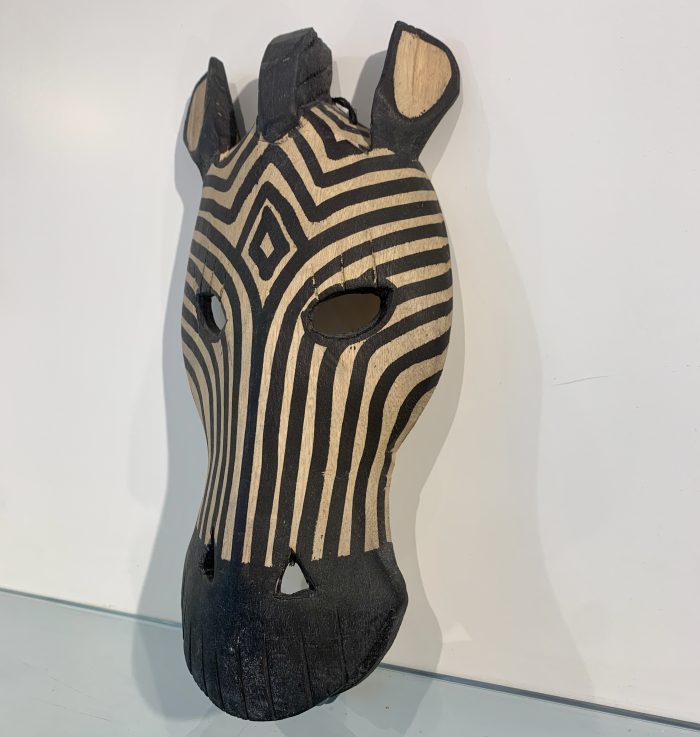 Masker Zebra gemaakt van mahonie en afkomstig uit Kenia. 24 cm. hoog en 12 cm. breed.