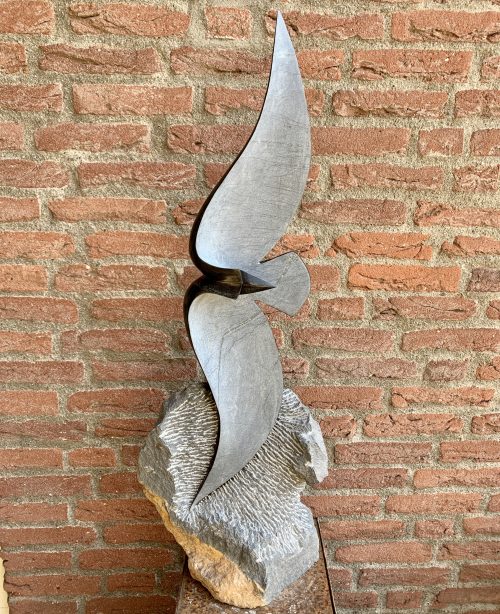 Vogel op ruw steen, gemaakt van springsteen door William Murenza. 75 cm. hoog. Nr. 3942