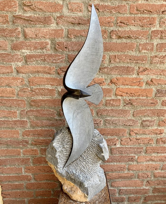 Vogel op ruw steen, gemaakt van springsteen door William Murenza. 75 cm. hoog. Nr. 3942