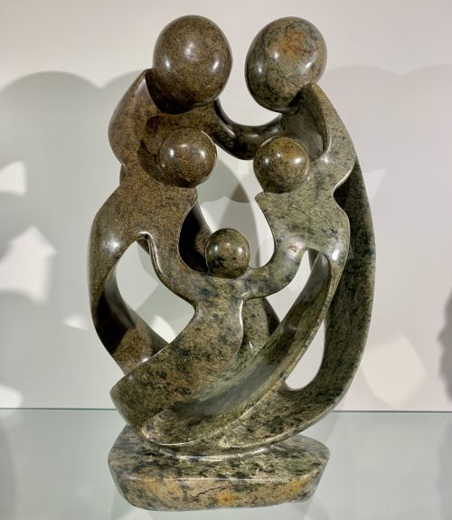 Familiebeeld met 5 personen, 2 ouders en 3 kinderen gemaakt door Francis Makore uit harare in Zimbabwe.