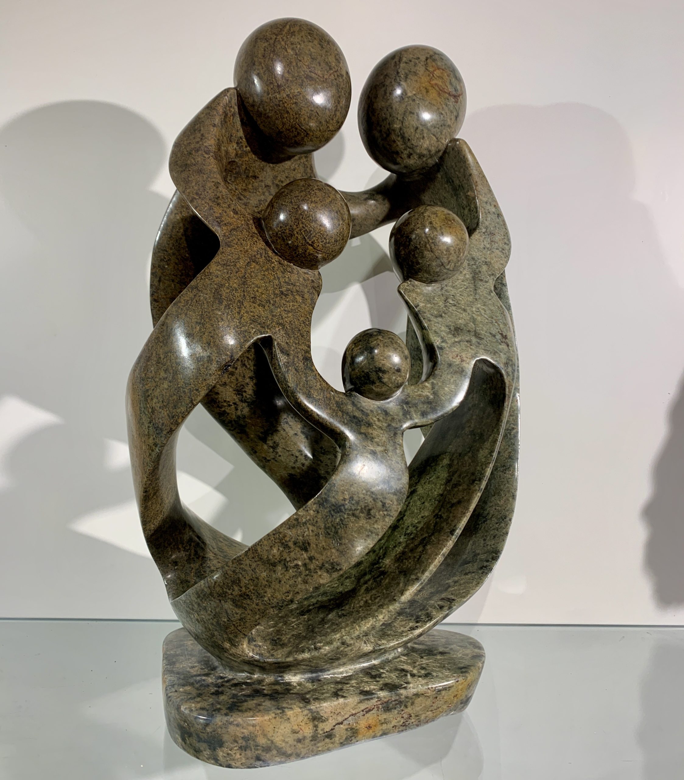 2689 - Familiebeeld met 5 personen, 2 ouders en 3 kinderen gemaakt door Francis Makore uit harare in Zimbabwe.