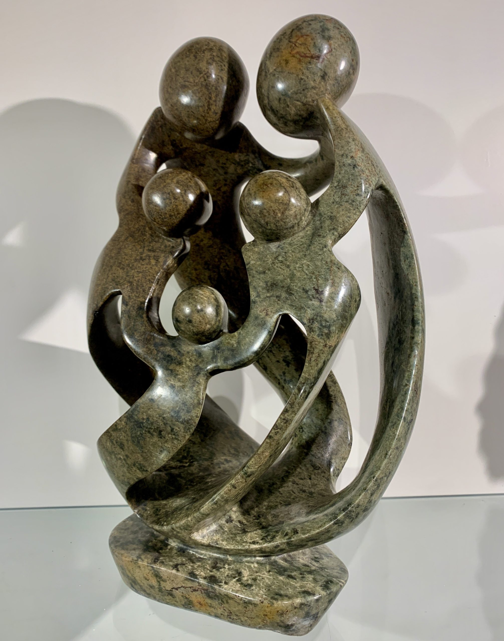 2689 - Familiebeeld met 5 personen, 2 ouders en 3 kinderen gemaakt door Francis Makore uit harare in Zimbabwe.