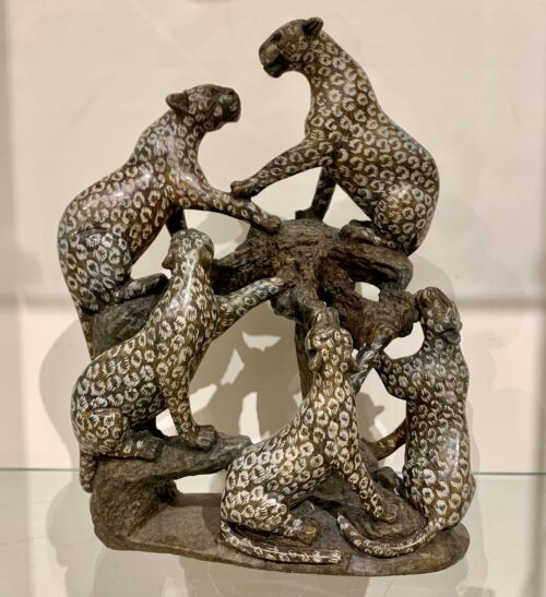 Beeld 5 Luipaarden gemaakt van serpentijn door Rodrick Manuhwa uit Harare in Zimbabwe