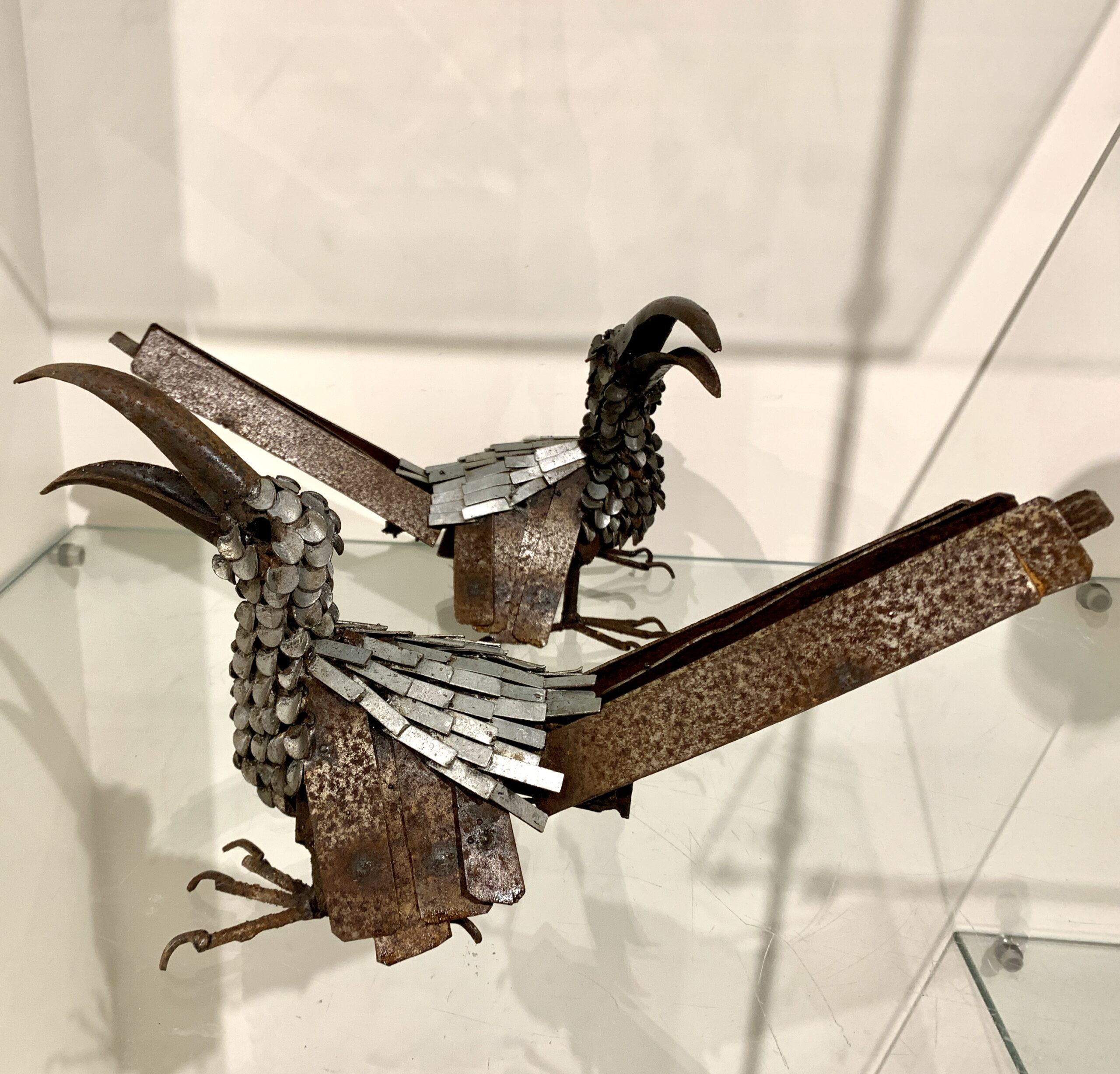 Koppel Hoornvogels, gemaakt van restmetaal door Everson Nyamhere uit Waterfalls in Harare in Zimbabwe. Afmeting per vogel: ca. 17 cm. hoog en 30 cm. breed.