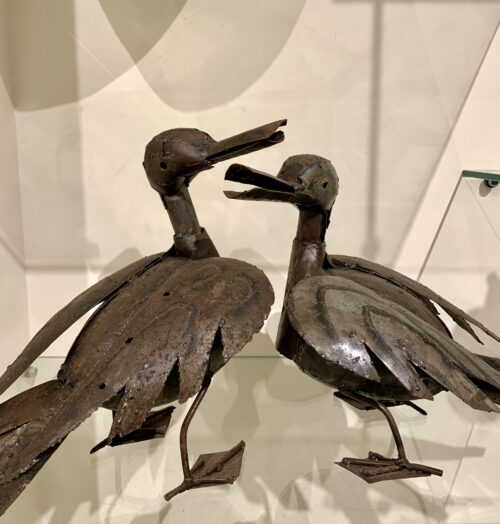 Twee Eenden groot, gemaakt van restmetaal door Everson Nyamhere uit Harare. Birds of Zimbabwe.