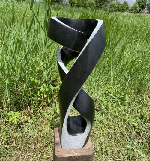 Tuinbeeld "Rhythm of Life". weergeeft. Gemaakt van het harde springsteen door Robert Chikumbo uit Harare in Zimbabwe.