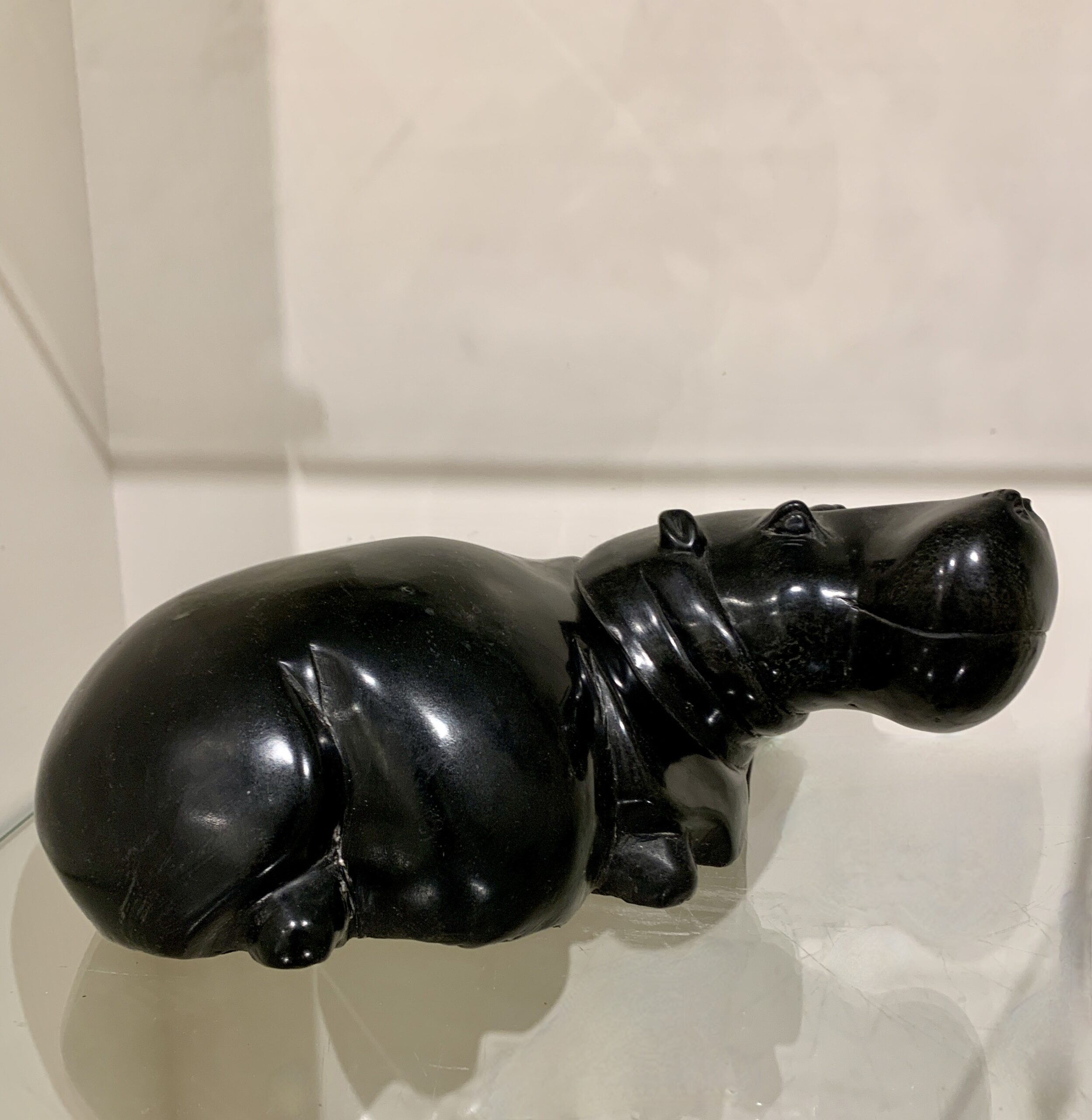 Hippo of Nijlpaard gemaakt uit Zwart serpentijn,