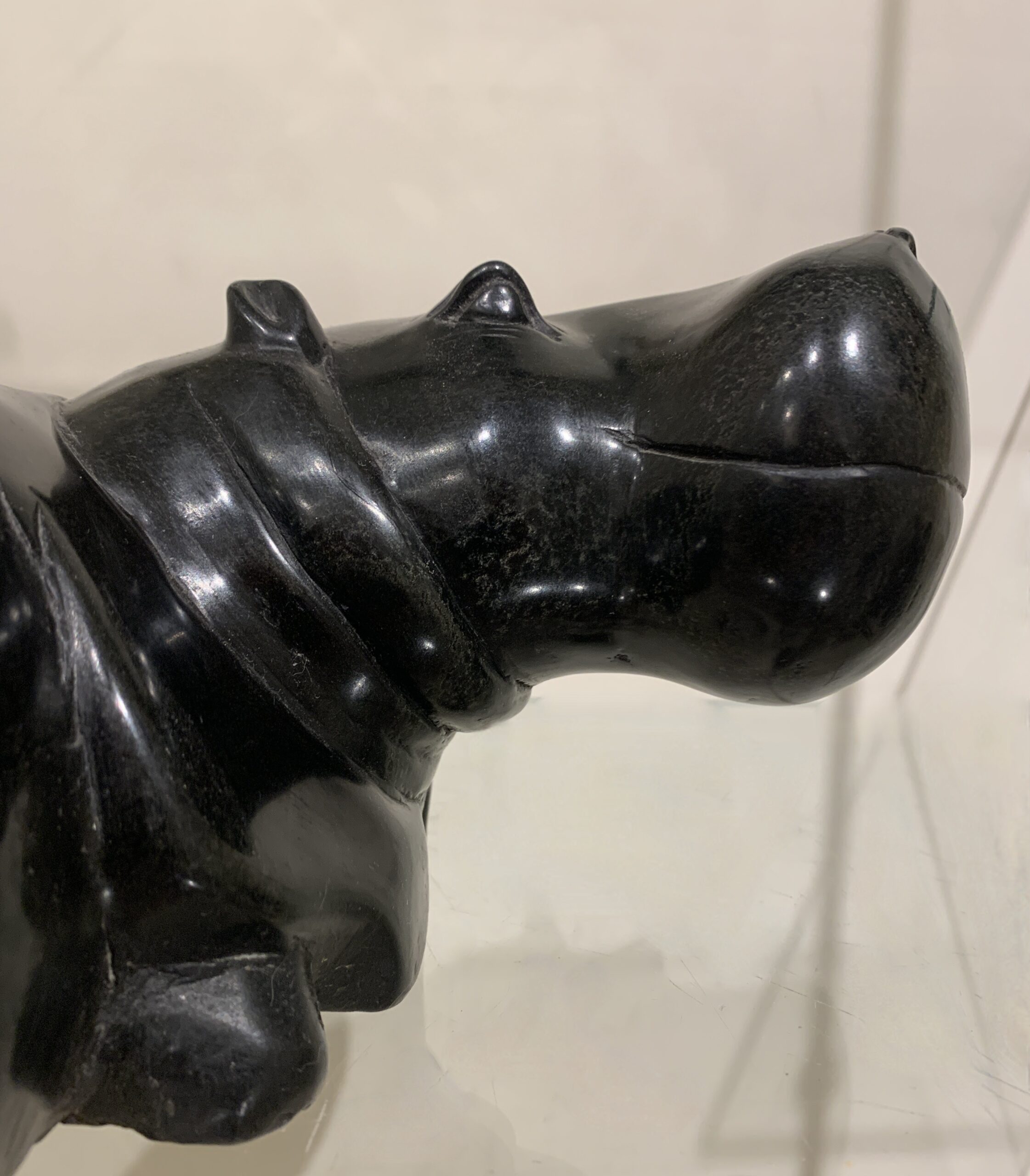 Hippo of Nijlpaard gemaakt uit Zwart serpentijn,