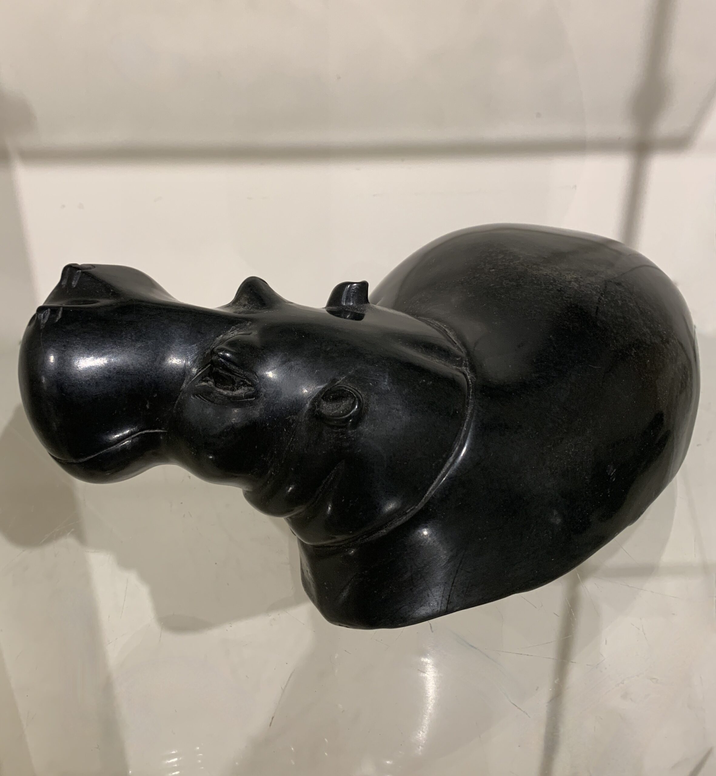 Hippo of Nijlpaard gemaakt uit Zwart serpentijn,